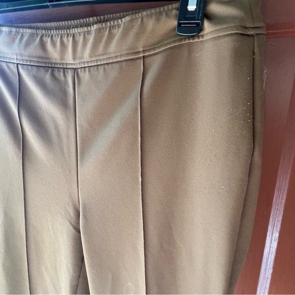 Tan pants great for work. Great condition - Picture 2 of 3